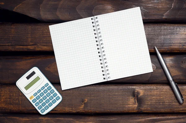 Poznámkový blok, kalkulačka a pero — Stock fotografie