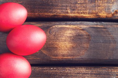 Paskalya yumurtaları eski koyu ahşap üzerine