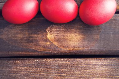 Paskalya yumurtaları eski koyu ahşap üzerine