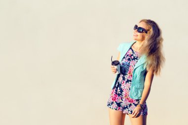 şık giysiler içinde güzel bir kız.