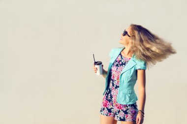 şık giysiler içinde güzel bir kız.