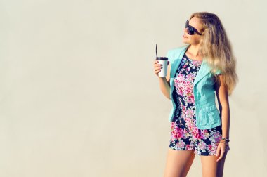 şık giysiler içinde güzel bir kız.