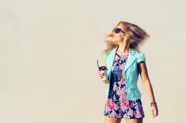 şık giysiler içinde güzel bir kız.