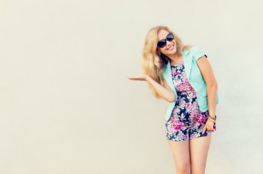 şık giysiler içinde güzel bir kız.