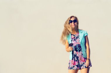 şık giysiler içinde güzel bir kız.