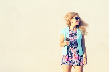 şık giysiler içinde güzel bir kız.