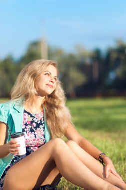 Yardım kadehte ile güzel kız.