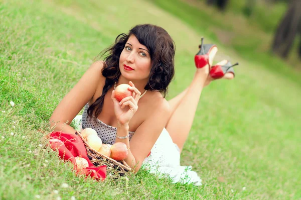 Menina bonita na natureza — Fotografia de Stock