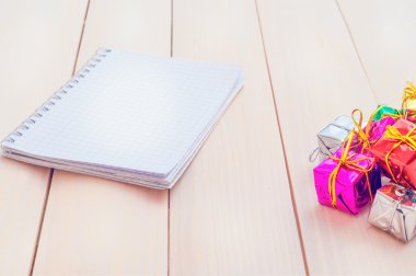 Hafif ahşap kurullarında hediye kutuları
