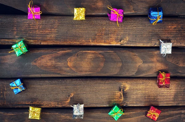 Cajas con regalos en tablas de madera oscura — Foto de Stock