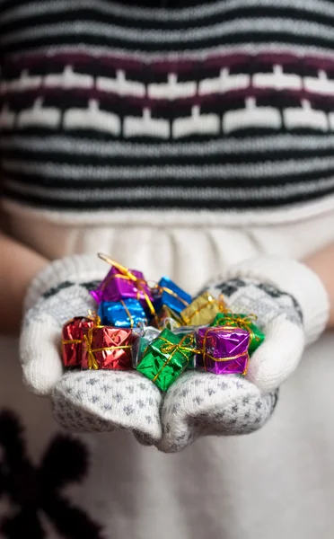 Mulher segurando uma decoração de Natal — Fotografia de Stock