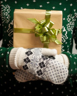 bir Noel hediyesi tutan kız