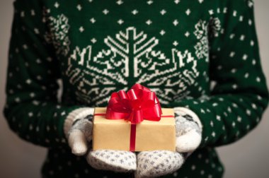bir Noel hediyesi tutan kız