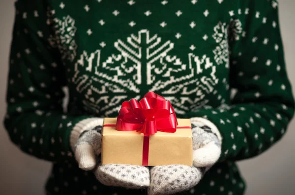 Bir Noel hediyesi tutan kız — Stok fotoğraf