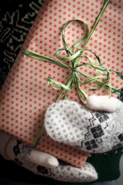bir Noel hediyesi tutan kız