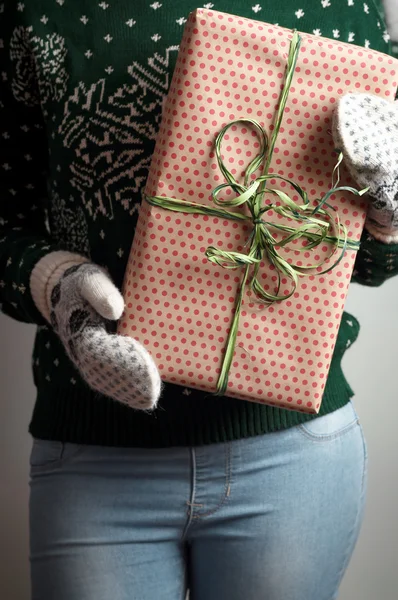 Bir Noel hediyesi tutan kız — Stok fotoğraf