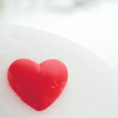 Karda kırmızı kalp