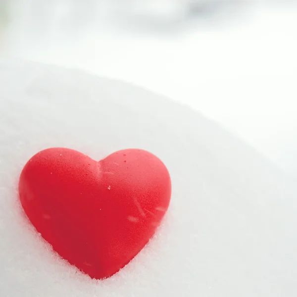Corazón rojo en la nieve — Foto de Stock