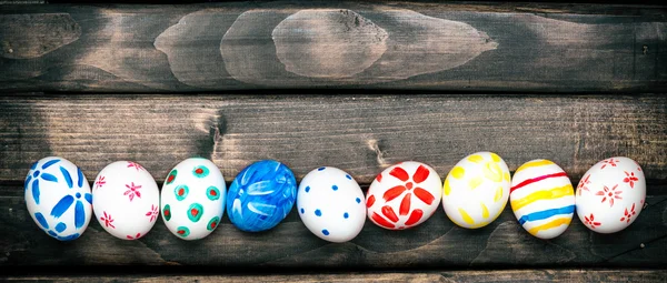 Huevos de Pascua en tablas viejas — Foto de Stock