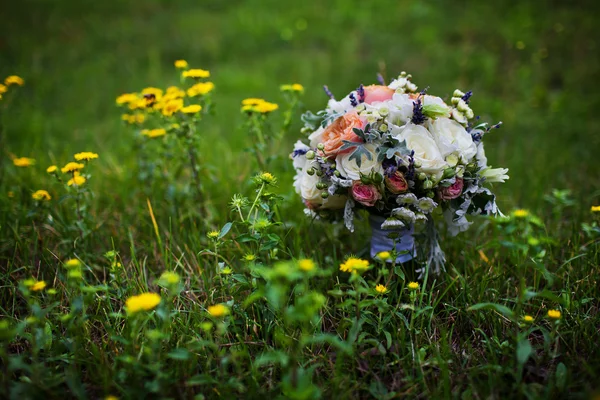 Bruids boeket, bruidegom boeket, bloemen voor bruiloft bruiloft accessoires — Stockfoto