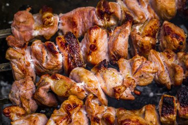 Kömürlerin üzerinde shashliks