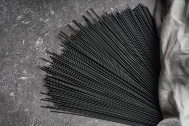 Koyu arkaplanda siyah çiğ erişte.