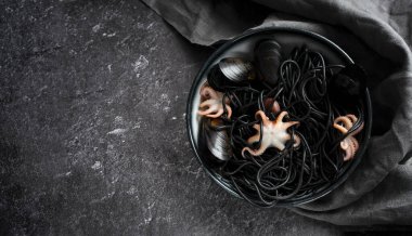 Ahtapot ve midyeli siyah spagetti.