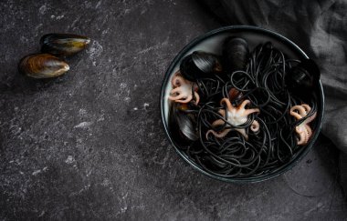Ahtapot ve midyeli siyah spagetti.