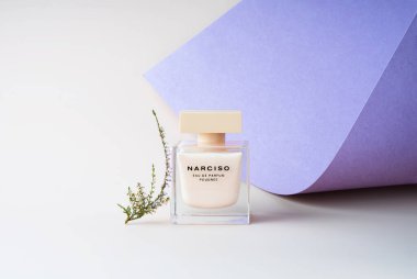 Kirov Rusya 15 Kasım 2020 Şişe Narciso Rodriguez poudree de Parfum zarif bir çiçeğe sahip beyaz ve leylak arkaplan