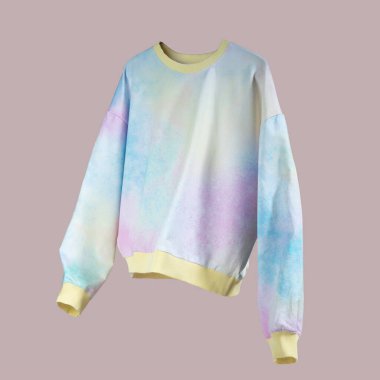 Pembe sarı mavi uçan kadın kış kapüşonu pembe arka planda. Yaratıcı kıyafet konsepti, modaya uygun sonbahar kışlık rahat kazak. Kadın modası, sonbahar indirimleri. Kara Cuma. Alışveriş.