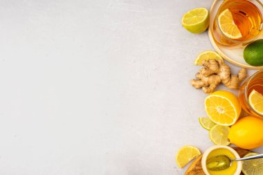 Zencefilli, limonlu ve bal vitaminli sıcak bitki çayı gri fotokopi alanı üzerinde C vitamini. Alternatif tıp kavramını ele alalım. Soğuk algınlığı ve grip için doğal ev yapımı ilaç. Bağışıklık sistemini destekleyin. Refah ve Sağlık