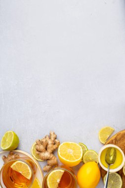 Zencefilli, limonlu ve bal vitaminli sıcak bitki çayı gri fotokopi alanı üzerinde C vitamini. Alternatif tıp kavramını ele alalım. Soğuk algınlığı ve grip için doğal ev yapımı ilaç. Bağışıklık sistemini destekleyin. Refah ve Sağlık