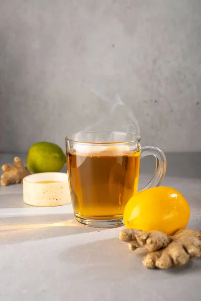 Heißer Kräutertee mit Ingwer, Zitrone und Honig — Stockfoto