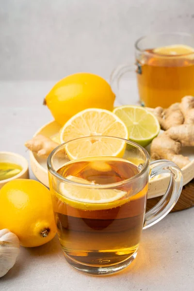 Caliente Hierbas Con Jengibre Limón Miel Vitaminas Sobre Fondo Gris — Foto de Stock