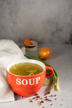 Sıcak ev yapımı sığır eti çorbası, kolajen ve kırmızı kasede amino asitler.