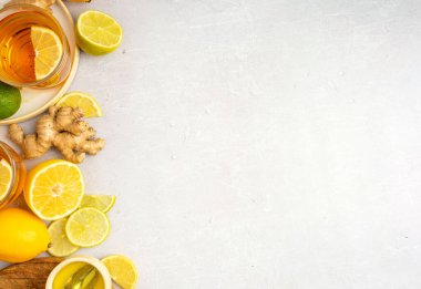 Zencefilli, limonlu ve ballı sıcak bitki çayı.