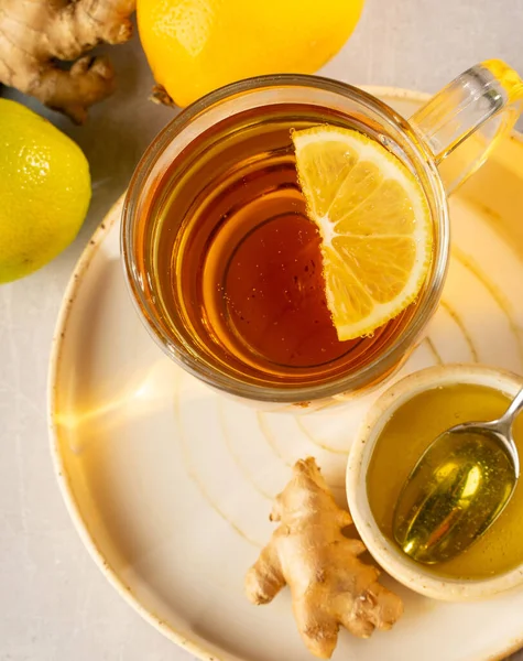 Chá de ervas quente com gengibre, limão e mel — Fotografia de Stock