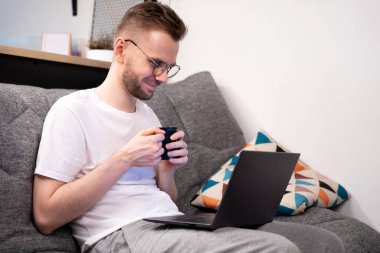 Mutlu erkek öğrenci internet öğretmeni kulaklık takıyor bilgisayar ekranına bakıyor konferans sohbeti yapıyor Skype hocası, uzaktan eğitim ve kütüphanede öğrenim kursu ile iletişim kuruyor.