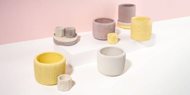 Yaratıcı çapraz izometrik projeksiyon. Beton saksılı kompozisyon. beyaz ve pembe arka plan. Minimalizm. Doğal malzeme.