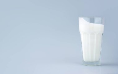 Probiyotik içecek, ayran ya da yoğurt. Minimalist mavi arka planda, uzun yüzlü camlı bir Kefir. Bakteri Bağırsak Sağlığı, gastrointenstinal bölge için mayalanmış ürünler. Kopyala. Yatay olarak Banner.