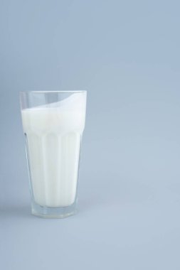 Probiyotik içecek, ayran ya da yoğurt. Kefir ve salatalık cam içinde minimalist mavi arka planda. Bakteriler mide sağlığı, gastrointenal bölge için mayalanmış ürünler. Boşluğu kopyala