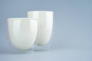 Probiyotik içecek, ayran ya da yoğurt. Minimalist mavi arka planda cam kebap. Bakteriler mide sağlığı, gastrointenal bölge için mayalanmış ürünler. Boşluğu kopyala