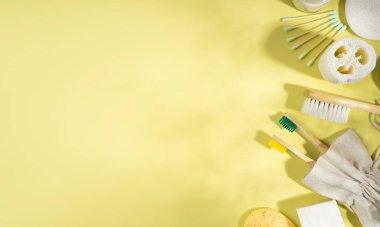 Sıfır atık. keten çanta, bambu diş fırçası, tarak, yemek pişirme, kulak çubuğu. Sarı arka planda son moda gölgeler. Etik çevre dostu, sürdürülebilir yaşam tarzı. Üst Manzara. Düz kat. Uzayı kopyala. Pankart.