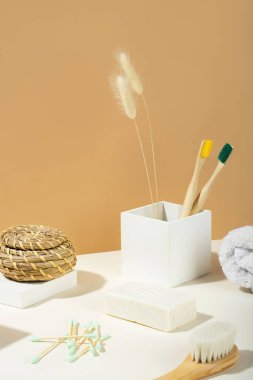 Modern natürmort. İzometrik çapraz projeksiyon. Geometrik beton beyaz şekiller, ayaklıklar ve podyumlar. Sıfır atık, pastel bej ve beyaz arka plan. Çevre dostu, sürdürülebilir yaşam tarzı