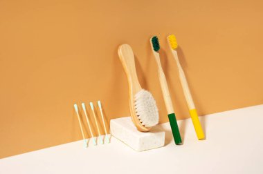 Modern natürmort. Isometric diagonal projeksiyon. El yapımı sabun. Kulak çubuğu. Moda gölgeleri. Sıfır atık, pastel beyaz ve bej arka plan. Çevre dostu, sürdürülebilir yaşam tarzı