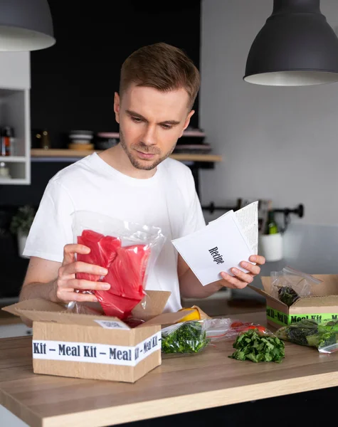 Happy Caucasian White Man Unpack Online Home Food Delivery Box — Stock Photo, Image