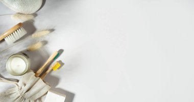 Sıfır atık kavramı. Keten çanta, bambu diş fırçası, tahta kulak çubuğu, camda soya mumu. Moda gölgeler, beyaz arka plan. Lagurus kurumuş çiçekler. Çevre dostu, sürdürülebilir yaşam tarzı. Uzayı kopyala.