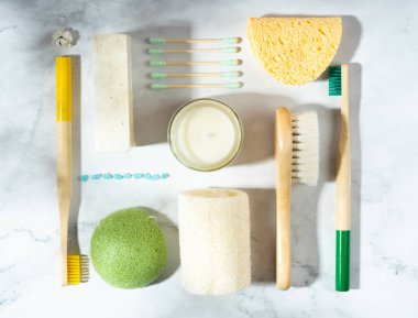 Sıfır atık kavramı. Keten çanta, bambu diş fırçası, tahta kulak çubuğu, camda soya mumu. Moda gölgeler, beyaz arka plan. Kurumuş Lagurus çiçekleri. Çevre dostu, sürdürülebilir yaşam tarzı. Taklit et.