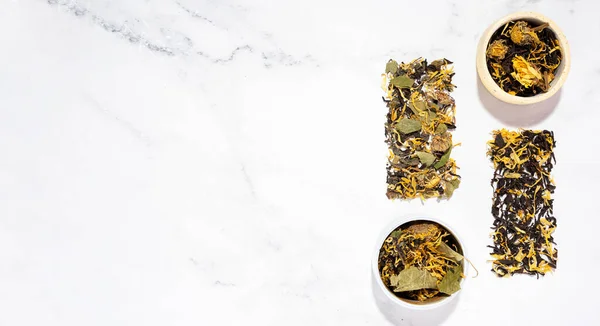 Σκέδαση Από Ξηρό Σπιτικό Τσάι Βοτάνων Και Μαύρο Τσάι Άνθη — Φωτογραφία Αρχείου