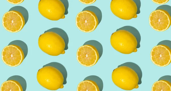 Čerstvé citrusy Seamles jemný vzor. Zralé ovoce tropické. Moderní sluneční svit Letní vzor z citronového plátku na jasně tyrkysově modrém pozadí. Minimální letní koncept. Duotone, tučná barva Banner — Stock fotografie